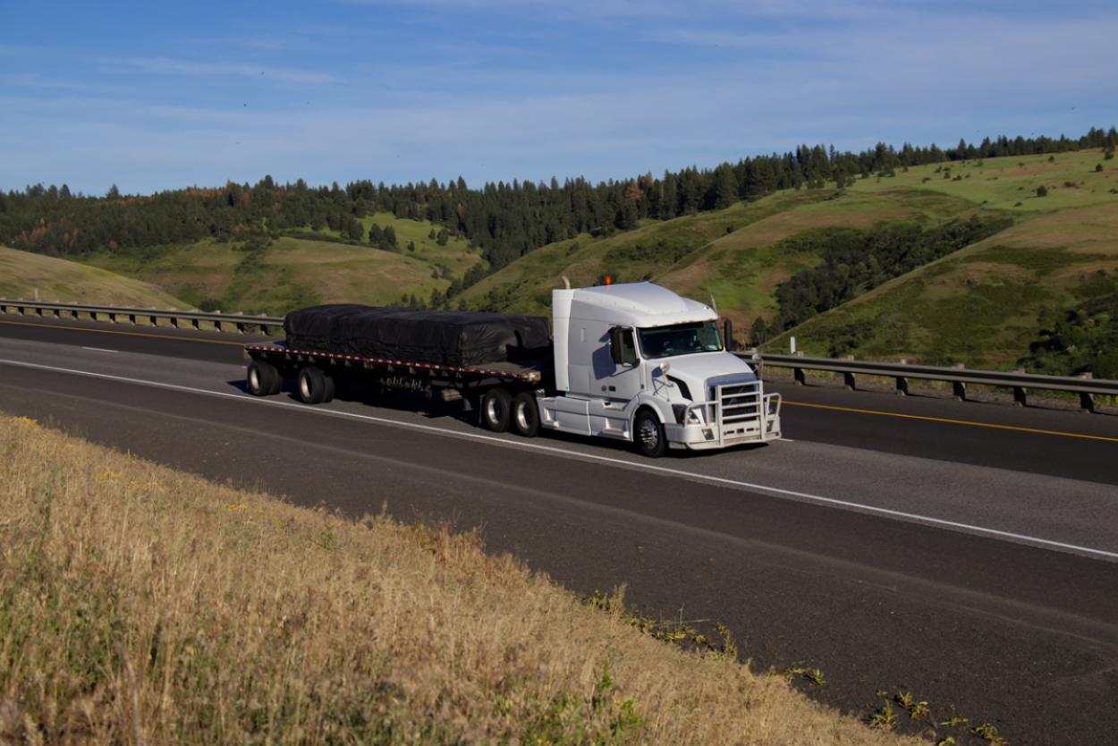 Semi pulling flatbed trailer