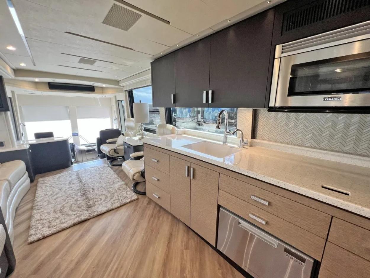 2020 Emerald Prevost H3-45 | Photo 13 of 40