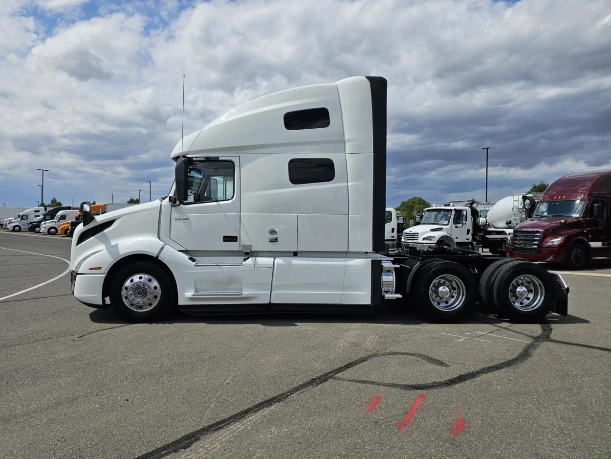 2021 Volvo VNL | Photo 4 of 21