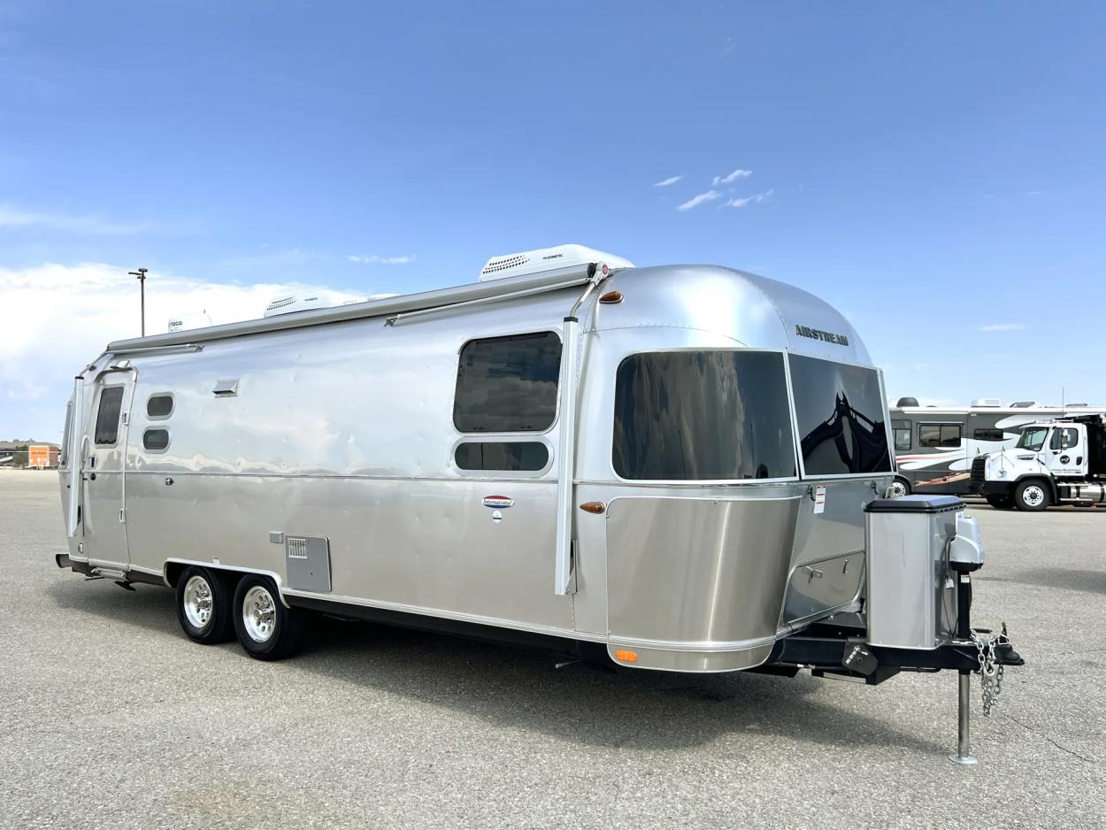 2019 Airstream International 27FB | Photo 1 of 19