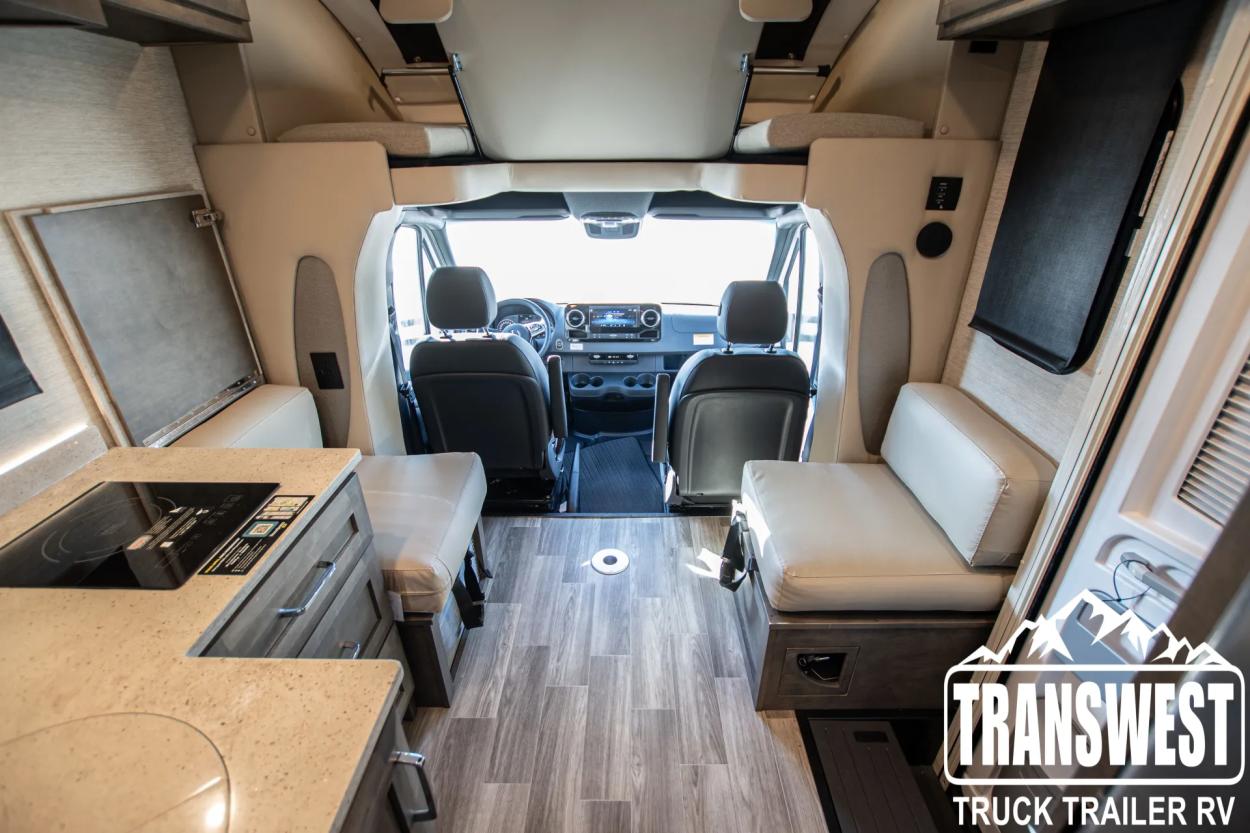 2024 Tiffin Wayfarer 25 RLW | Photo 10 of 24