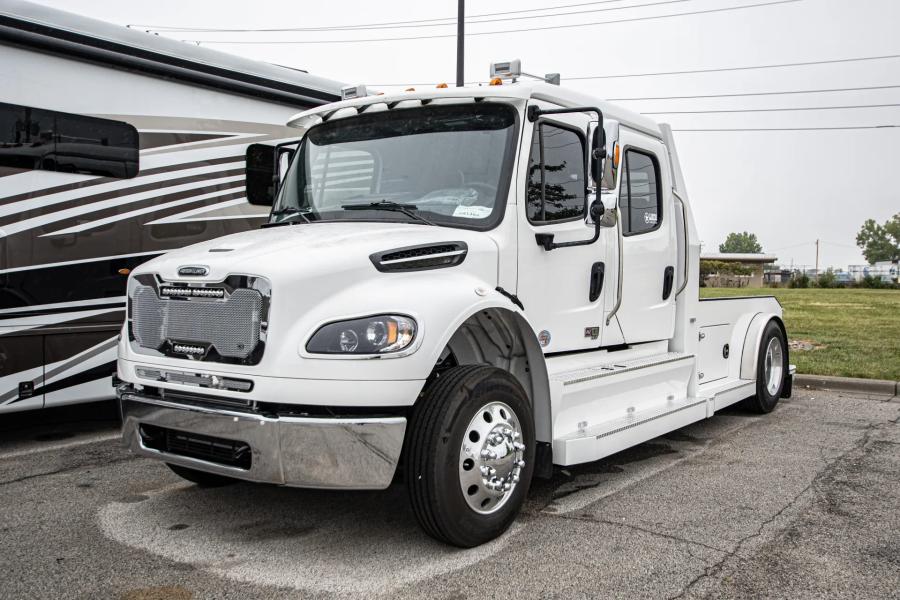 2024 Freightliner M2 106 Laredo | Photo 1 of 3