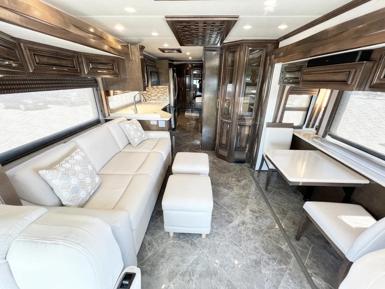 2019 Newmar New Aire 3345 | Photo 4 of 30