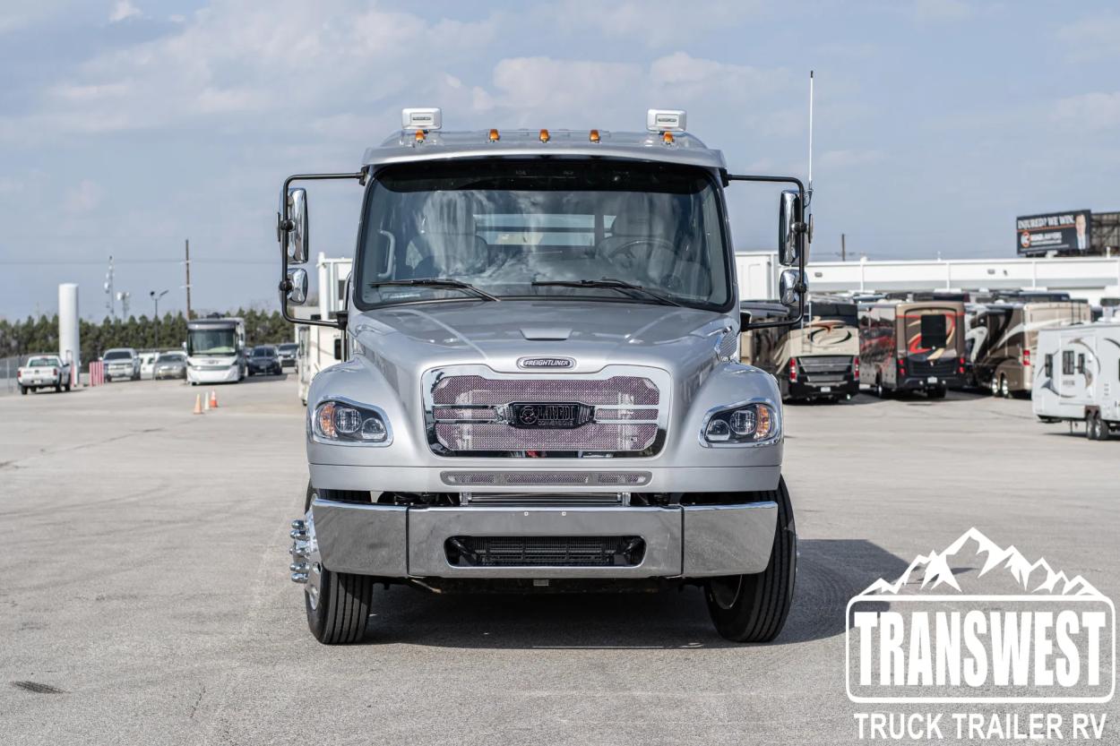 2023 Freightliner M2 106 Laredo | Photo 4 of 29