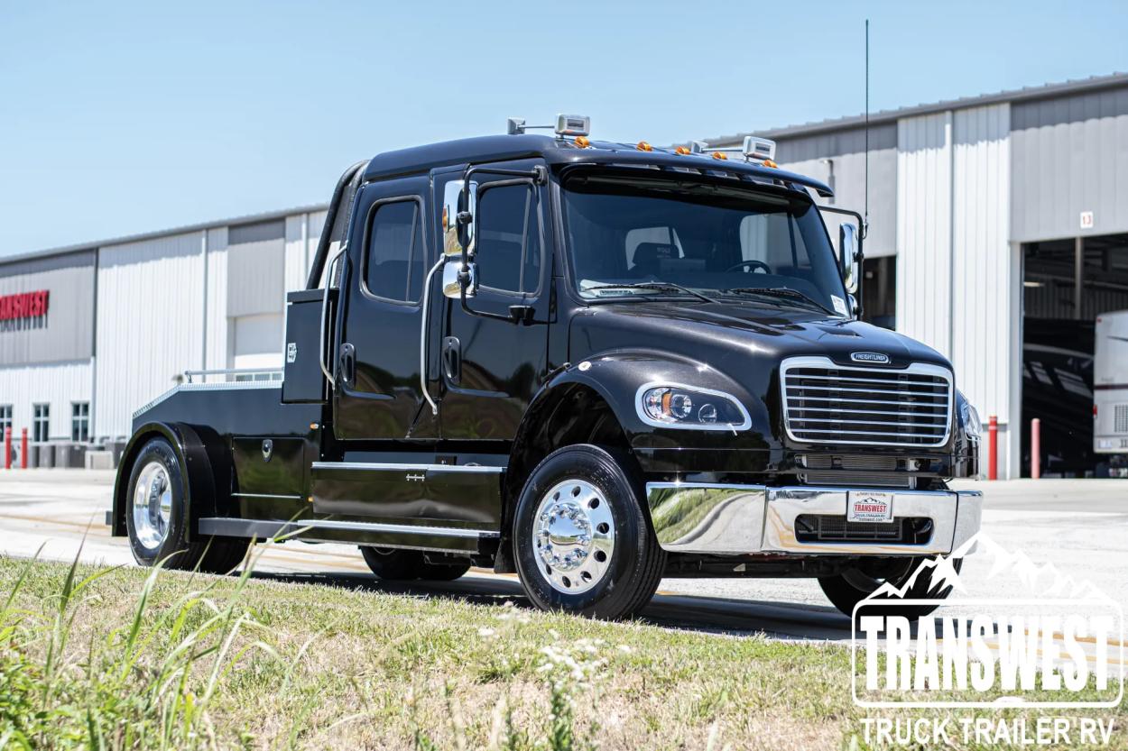 2023 Freightliner M2 106 Bolt | Photo 1 of 26