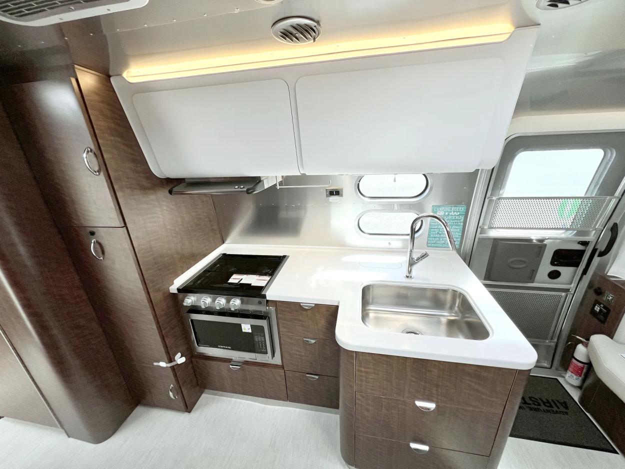 2023 Airstream Globetrotter M-27FB | Photo 9 of 23