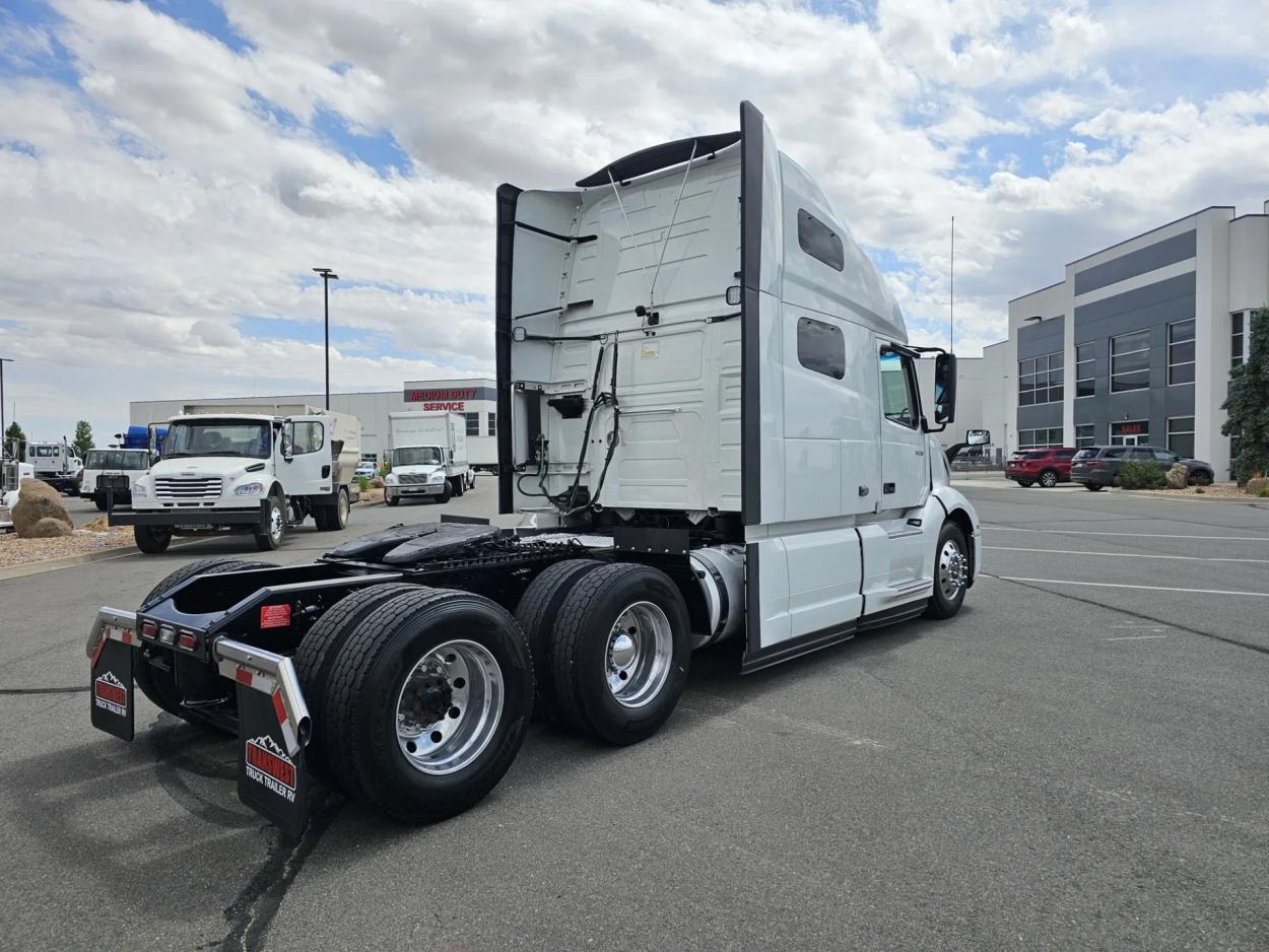 2021 Volvo VNL | Photo 7 of 21