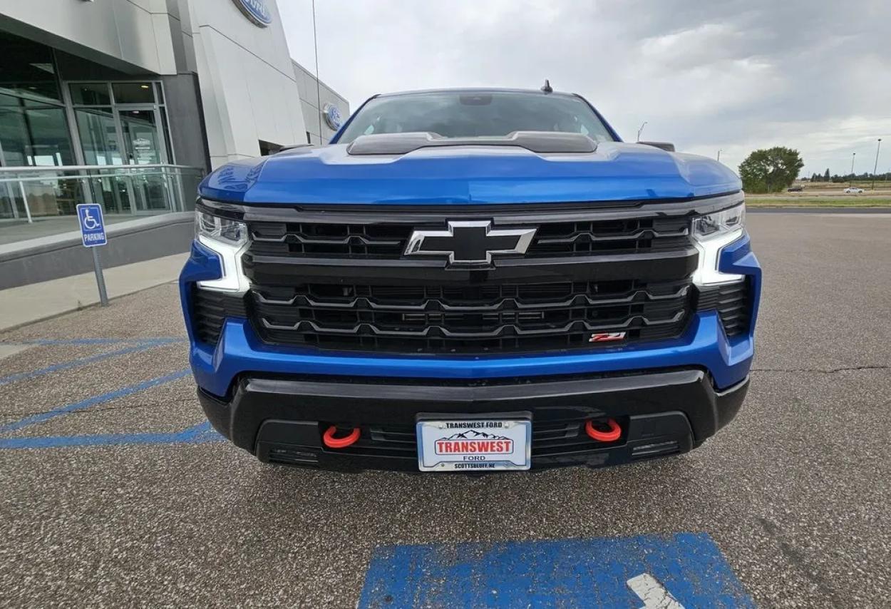 2023 Chevrolet Silverado 1500 | Photo 2 of 30