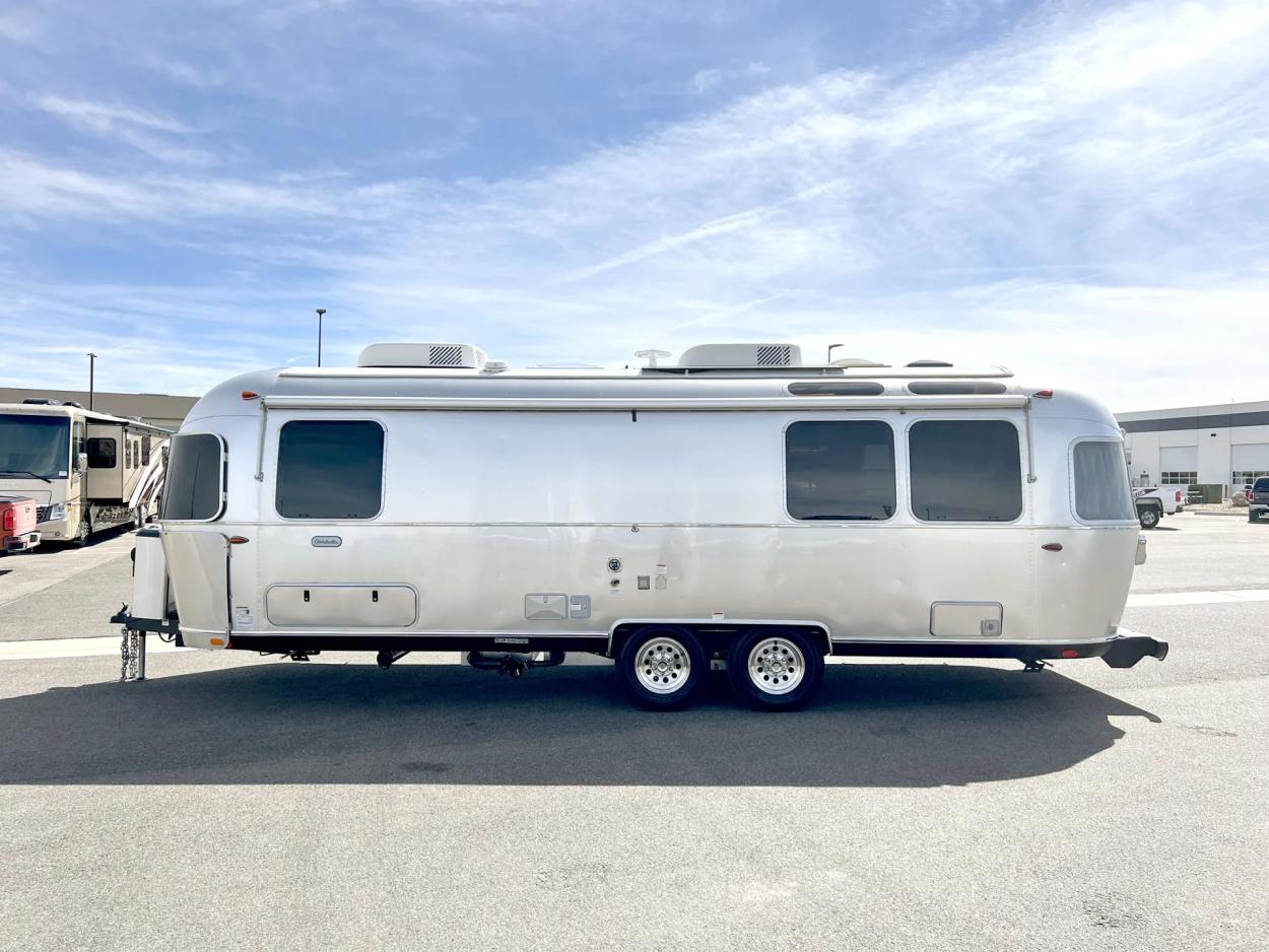 2023 Airstream Globetrotter M-27FB | Photo 20 of 23