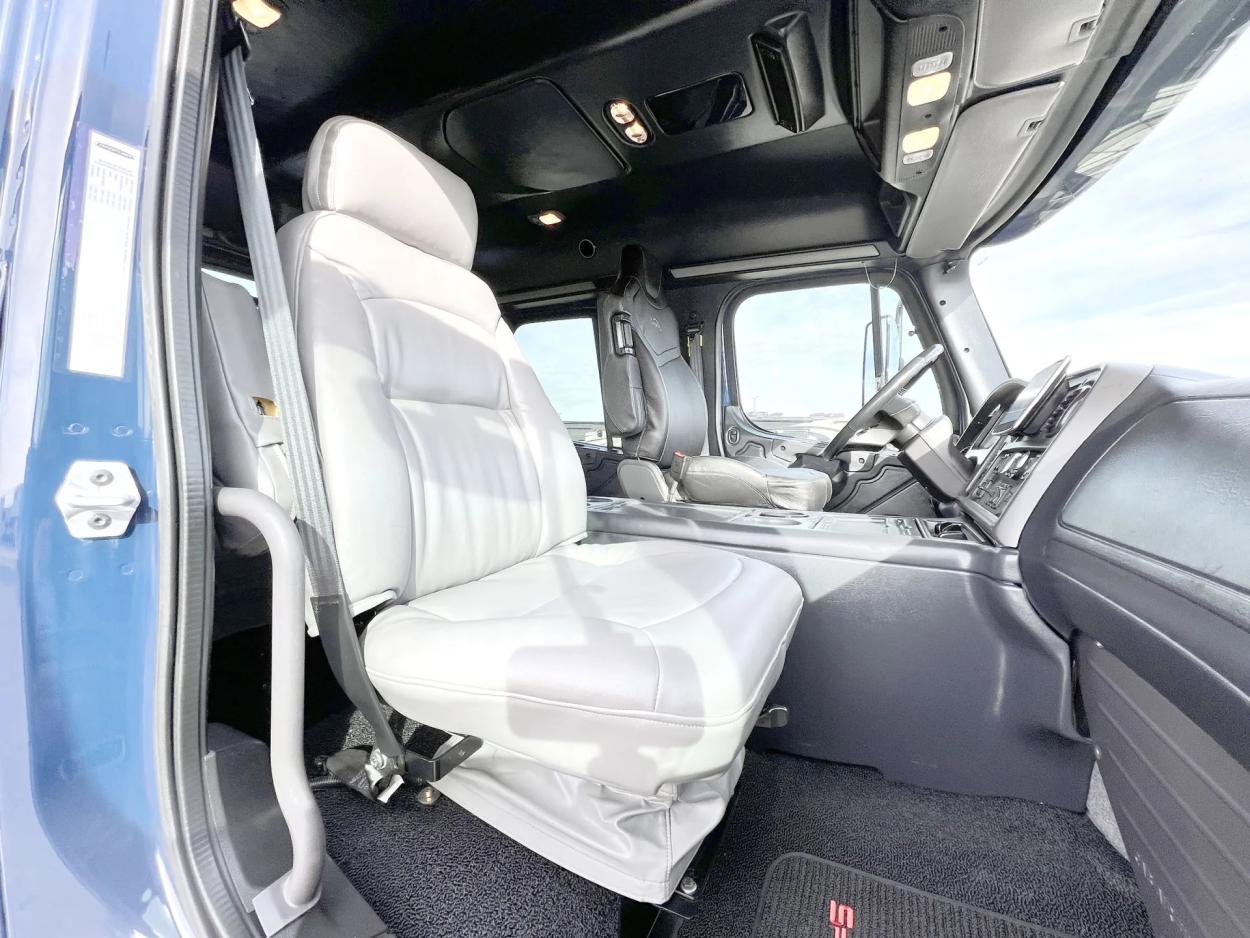 2016 Freightliner M2 106 Business Class | Photo 23 of 27