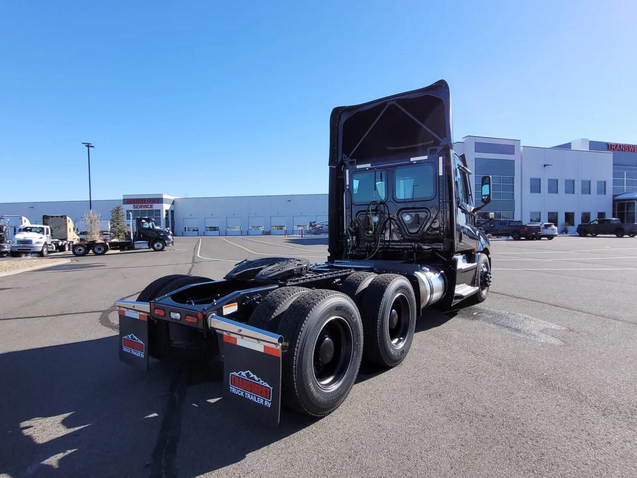 2024 Freightliner Cascadia 126 | Photo 6 of 12