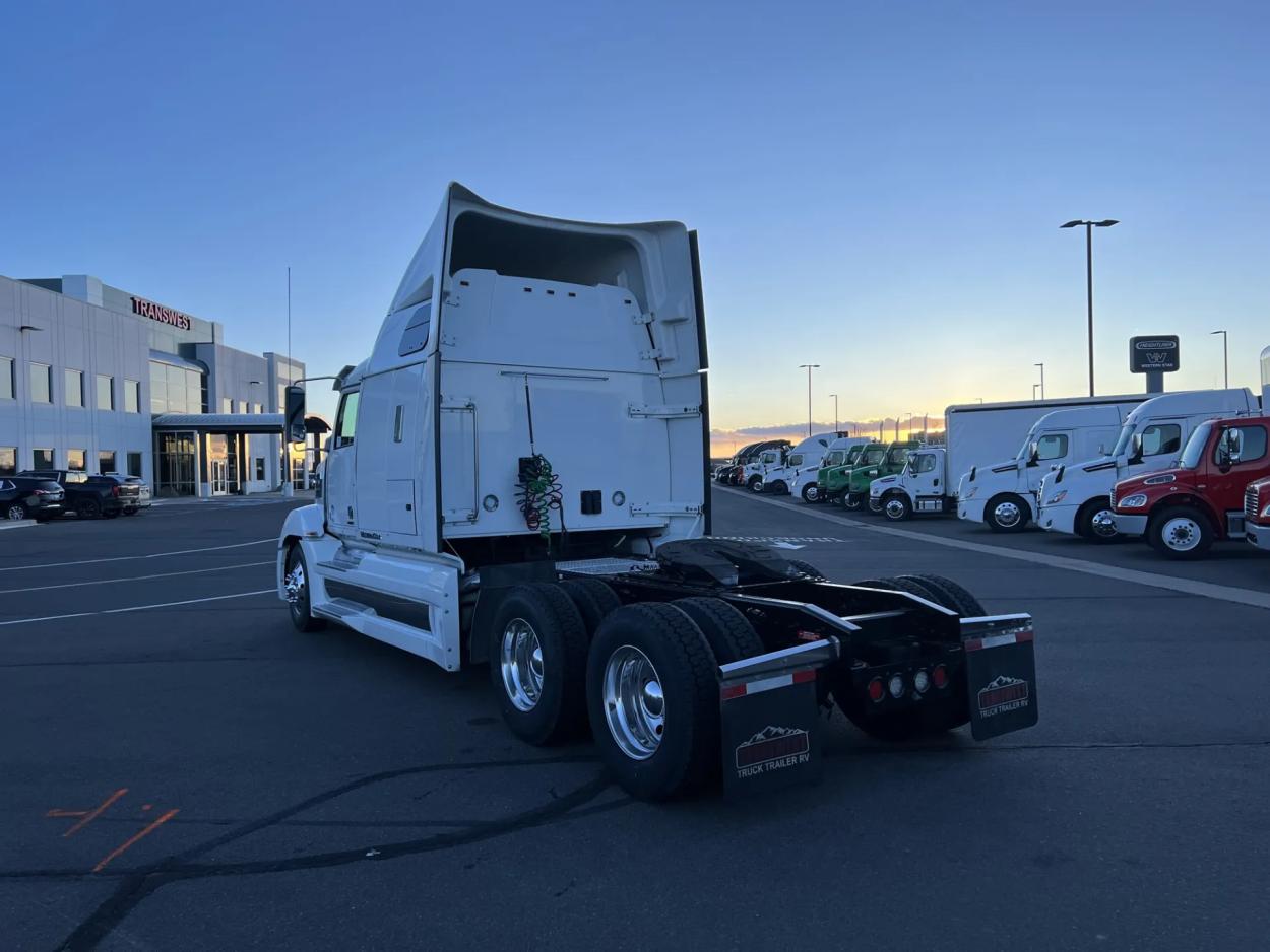 2022 Western Star 5700XE | Photo 5 of 17