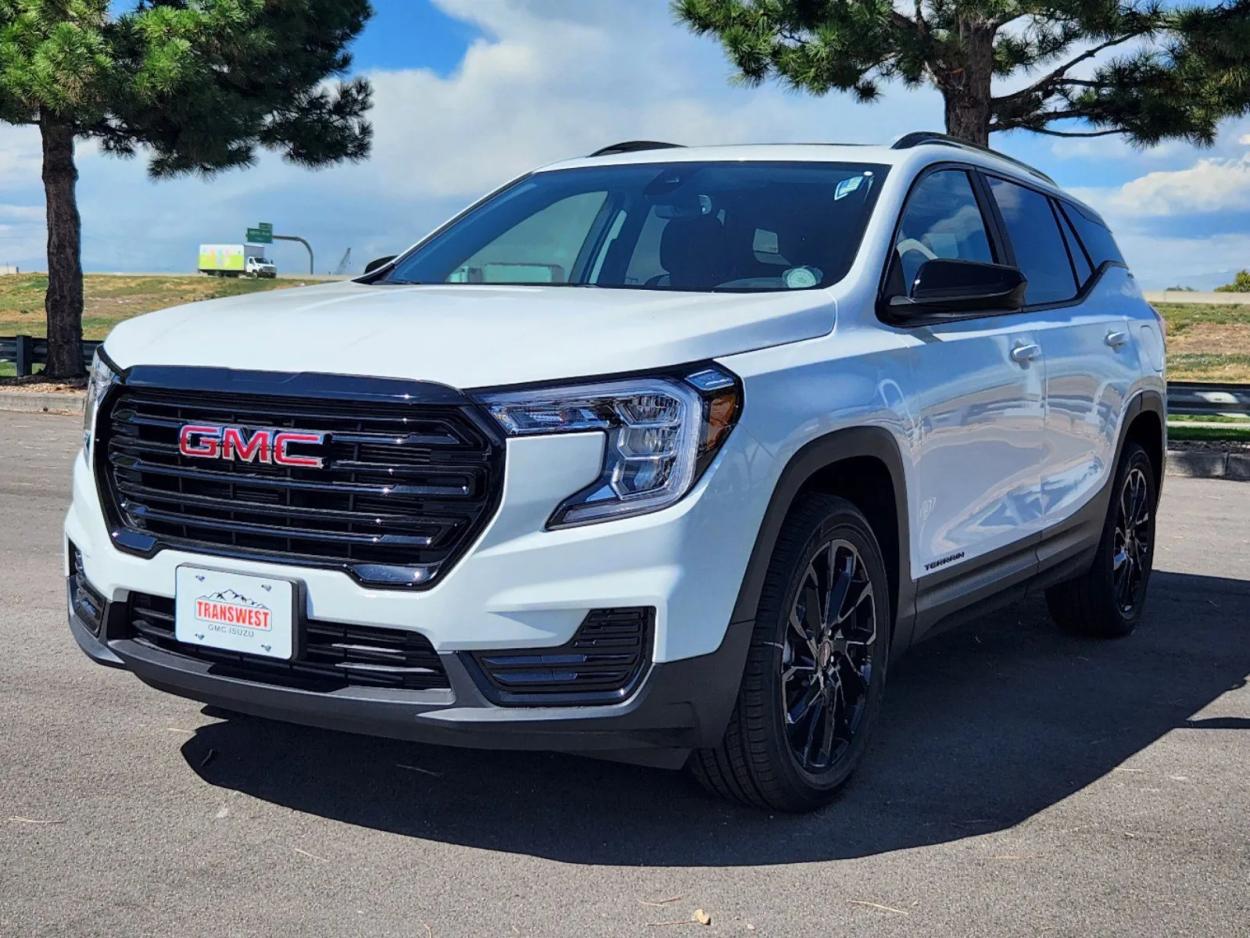 2024 GMC Terrain SLE | Photo 3 of 27