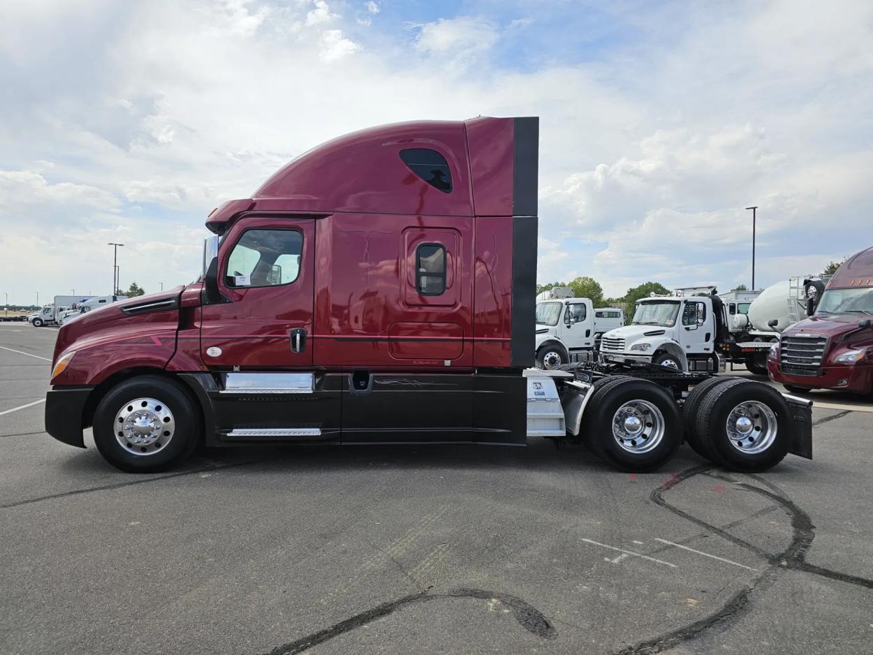 2019 Freightliner Cascadia 126 | Photo 4 of 27