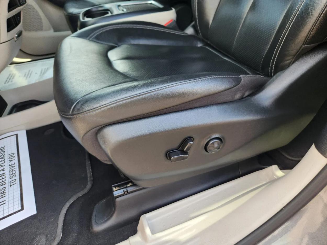 2022 Chrysler Pacifica Touring L | Photo 8 of 27