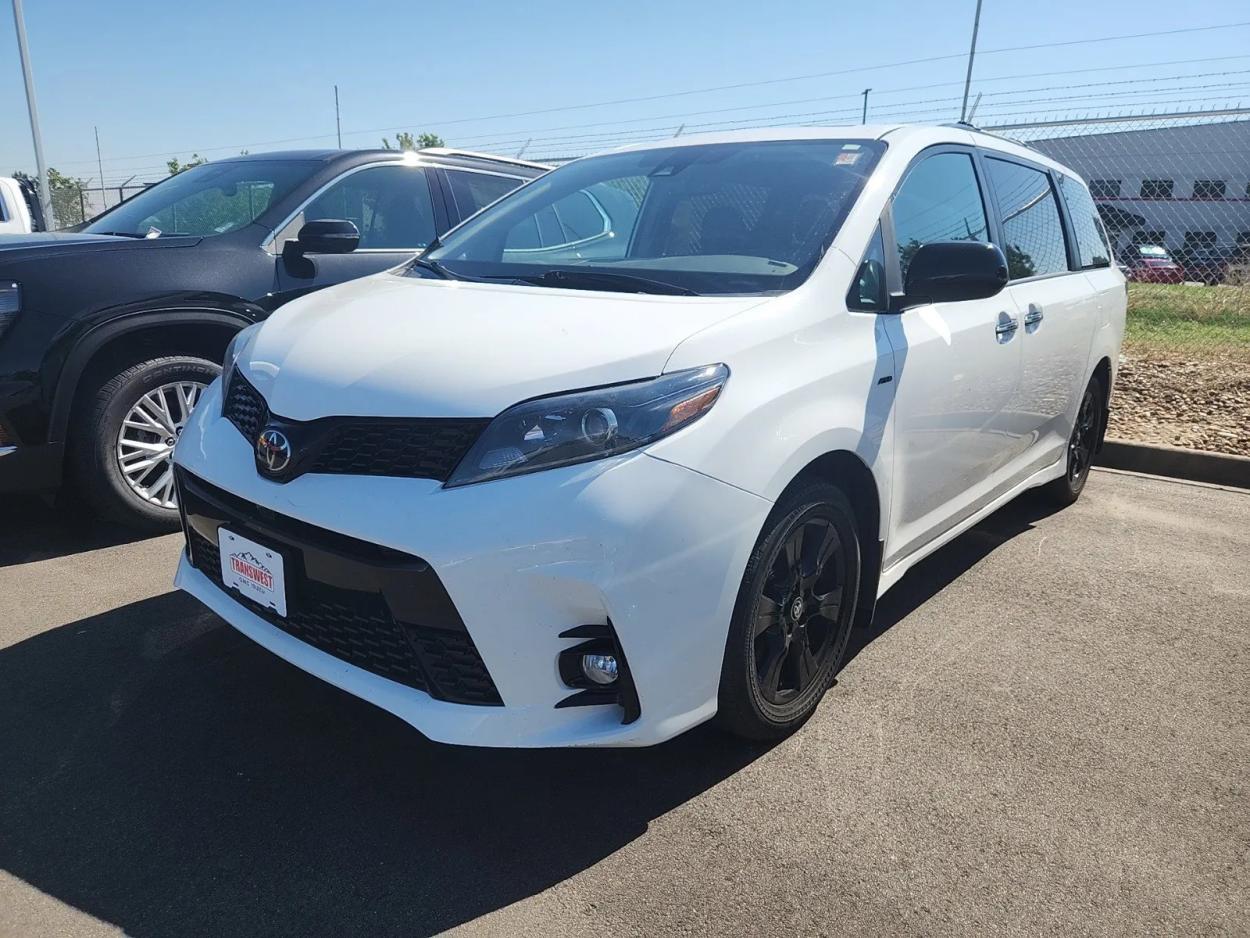 2020 Toyota Sienna SE | Photo 2 of 3