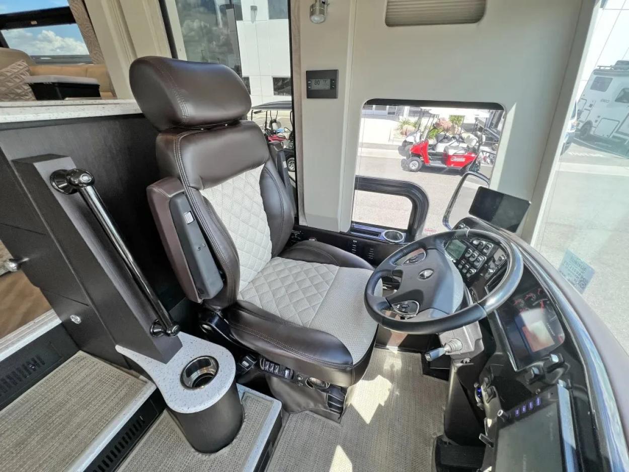 2020 Emerald Prevost H3-45 | Photo 8 of 40