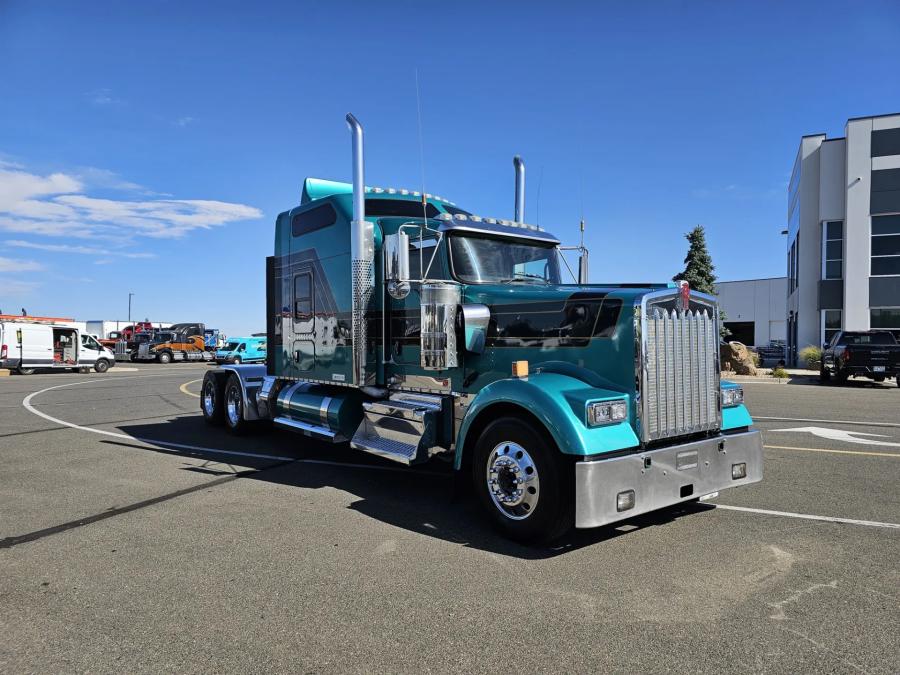 2022 Kenworth W900 | Photo 3 of 28