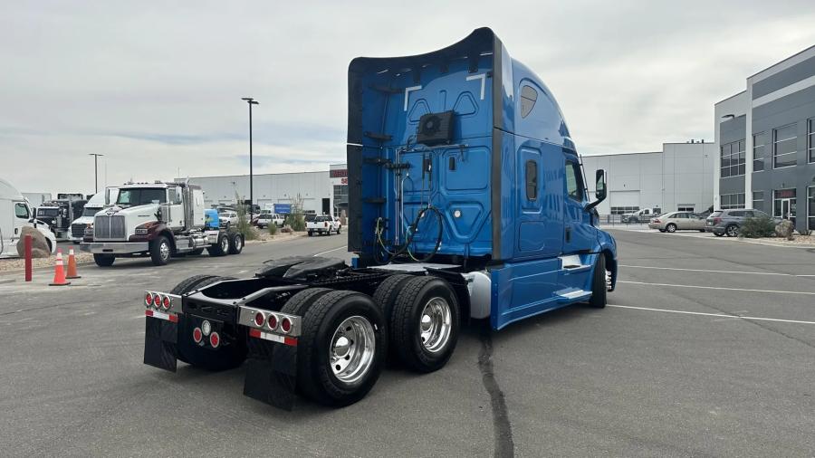 2023 Freightliner Cascadia 126 | Photo 5 of 24