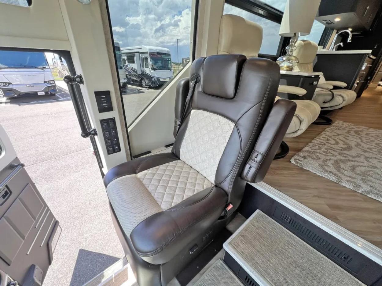 2020 Emerald Prevost H3-45 | Photo 9 of 40