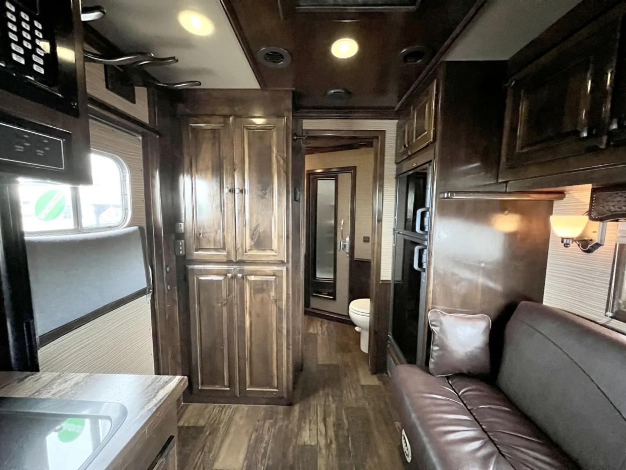 2015 Platinum Coach 4HGNLQ | Photo 4 of 25