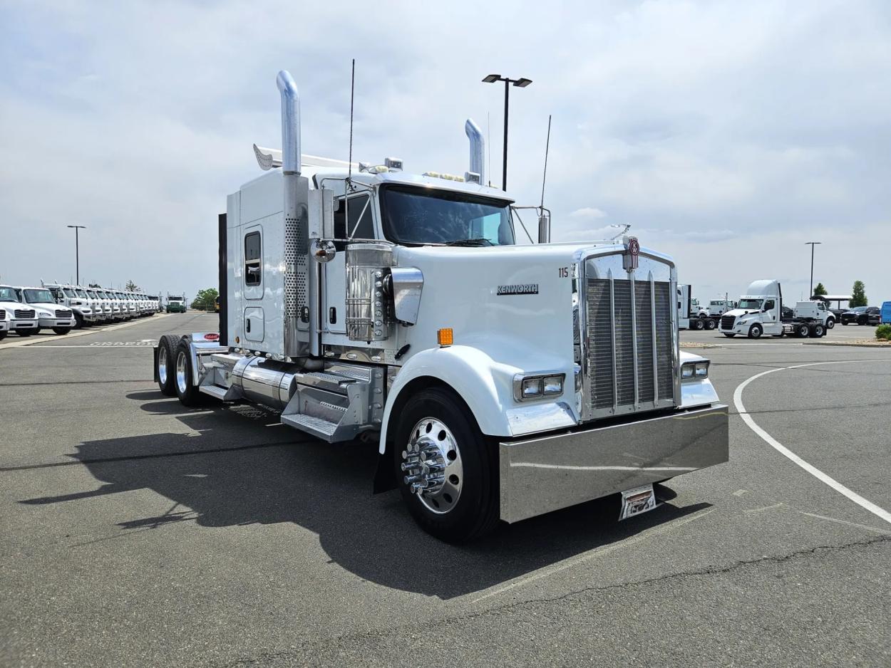 2020 Kenworth W900 | Photo 3 of 15