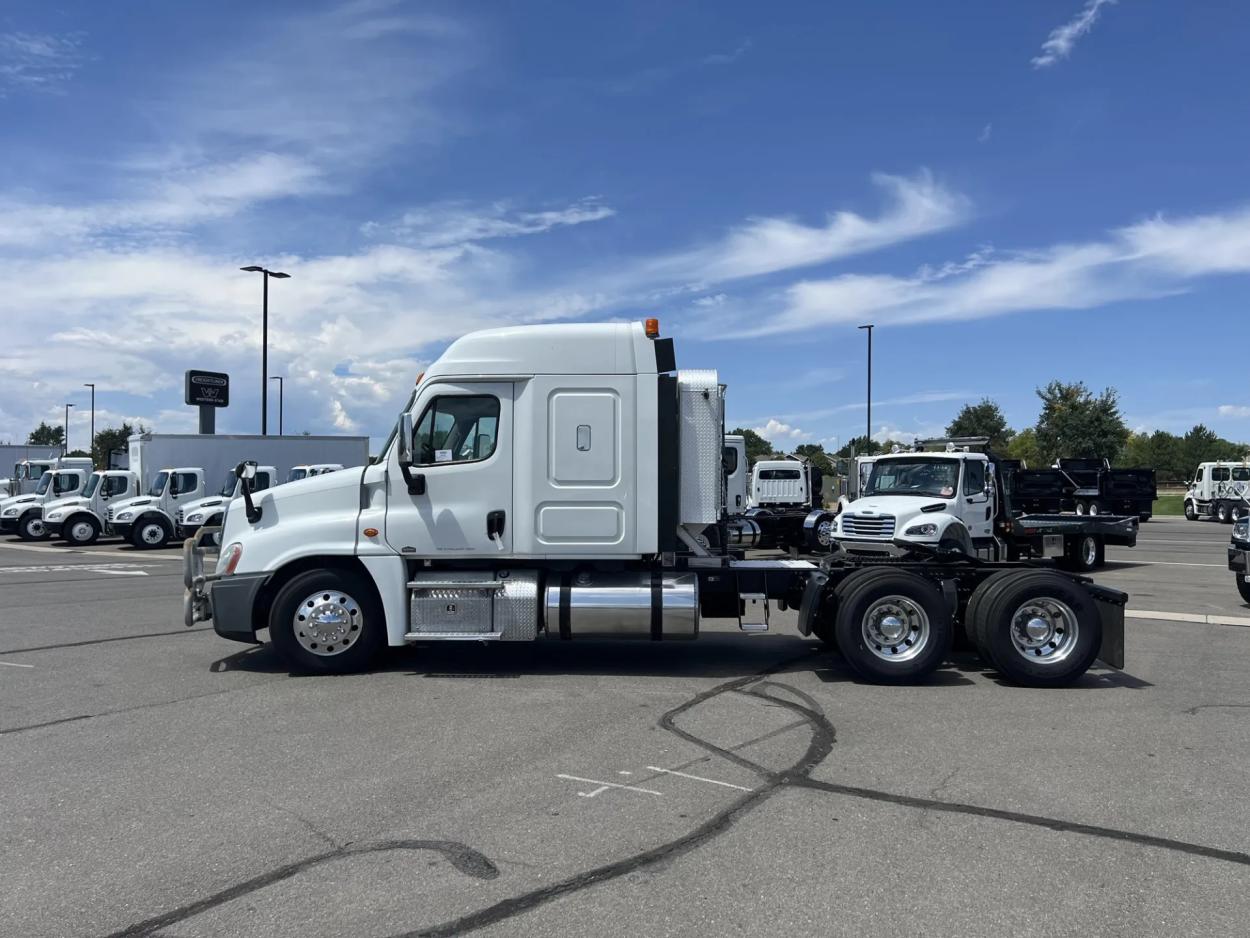 2015 Freightliner Cascadia | Photo 9 of 20