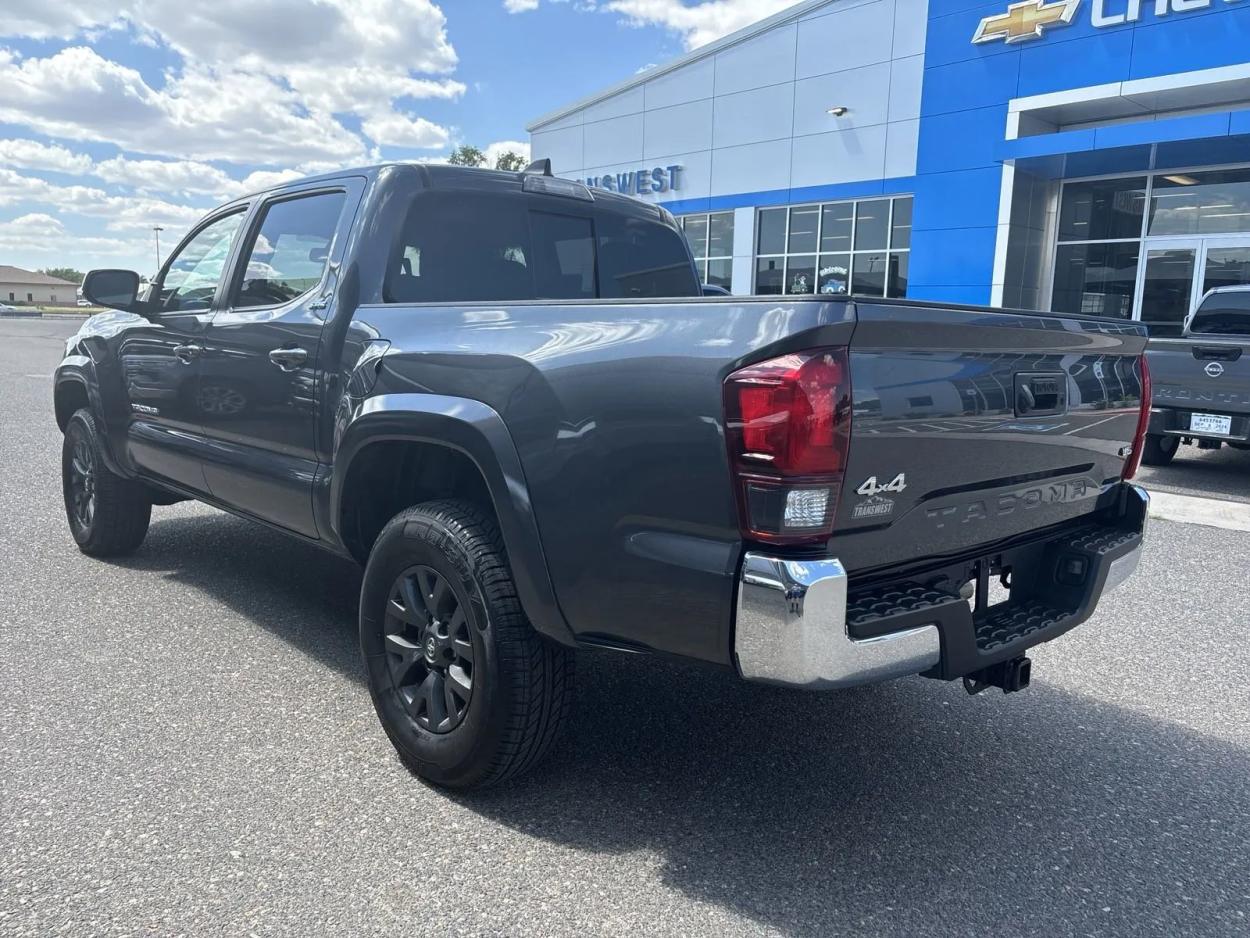 2022 Toyota Tacoma 4WD SR5 | Photo 2 of 22