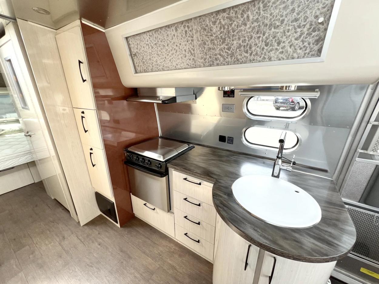 2019 Airstream International 27FB | Photo 8 of 19