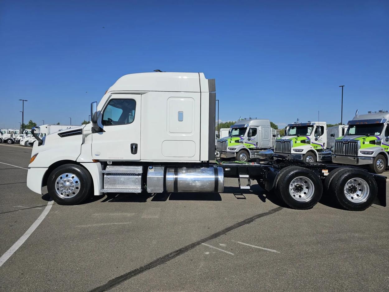 2021 Freightliner Cascadia 126 | Photo 8 of 22