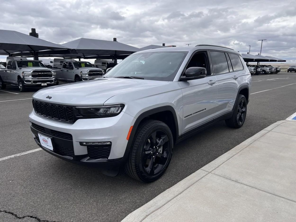 2024 Jeep Grand Cherokee L Limited | Photo 3 of 17