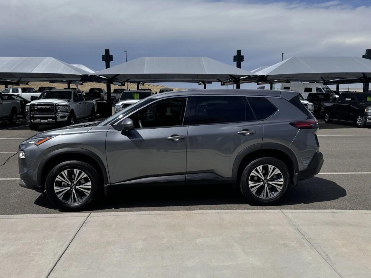 2021 Nissan Rogue SV | Photo 4 of 16