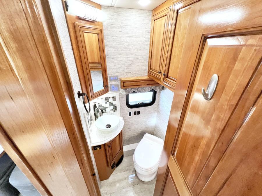 2019 Newmar Dutch Star 4363 | Photo 13 of 31