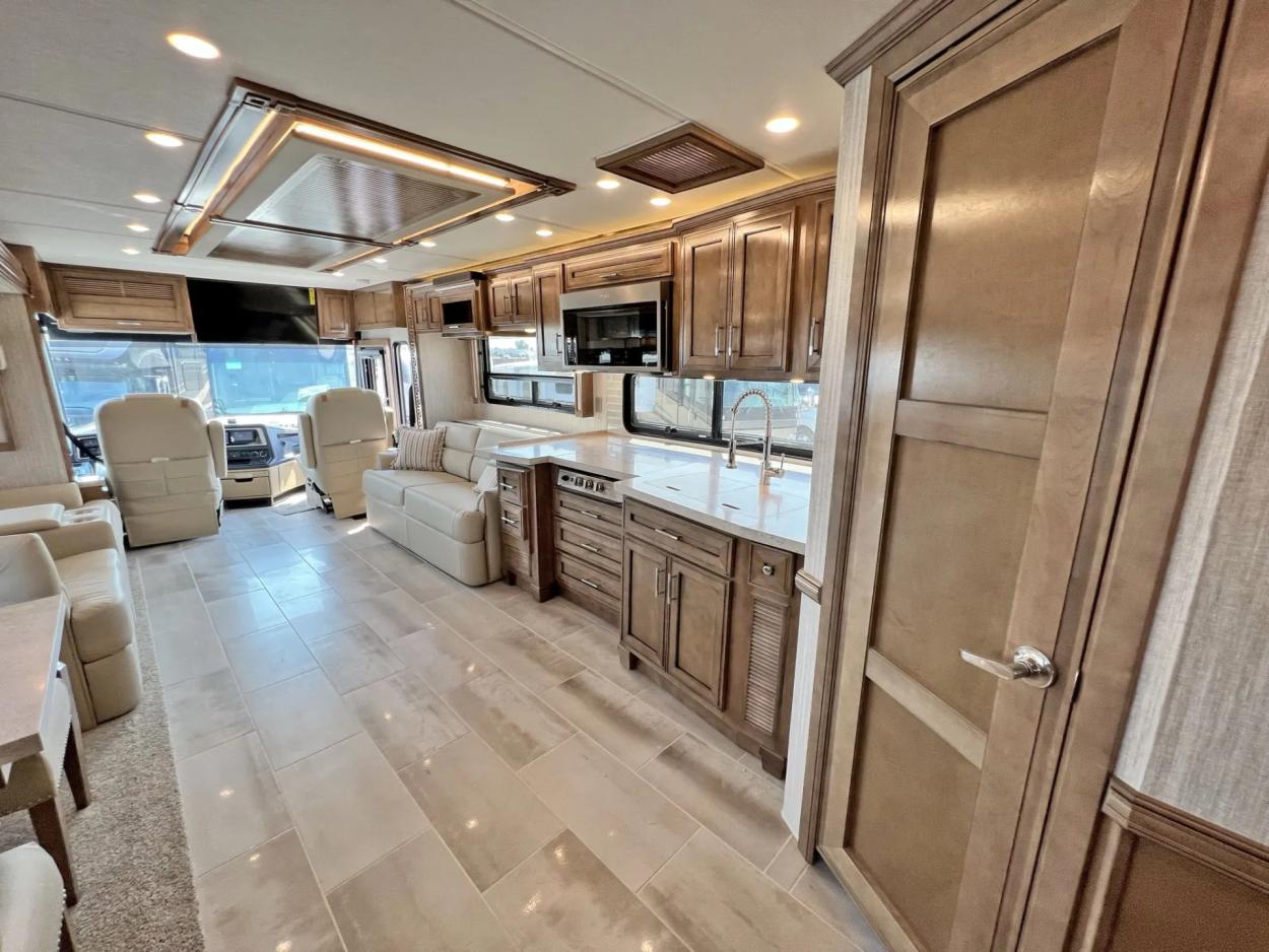 2023 Newmar Ventana 4037 | Photo 8 of 35