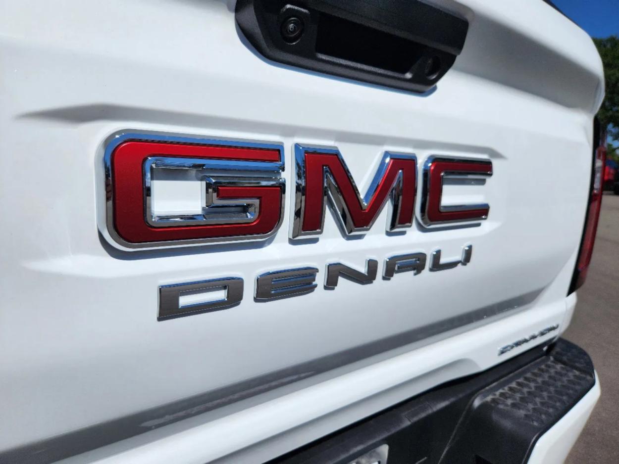 2024 GMC Canyon 4WD Denali | Photo 12 of 27