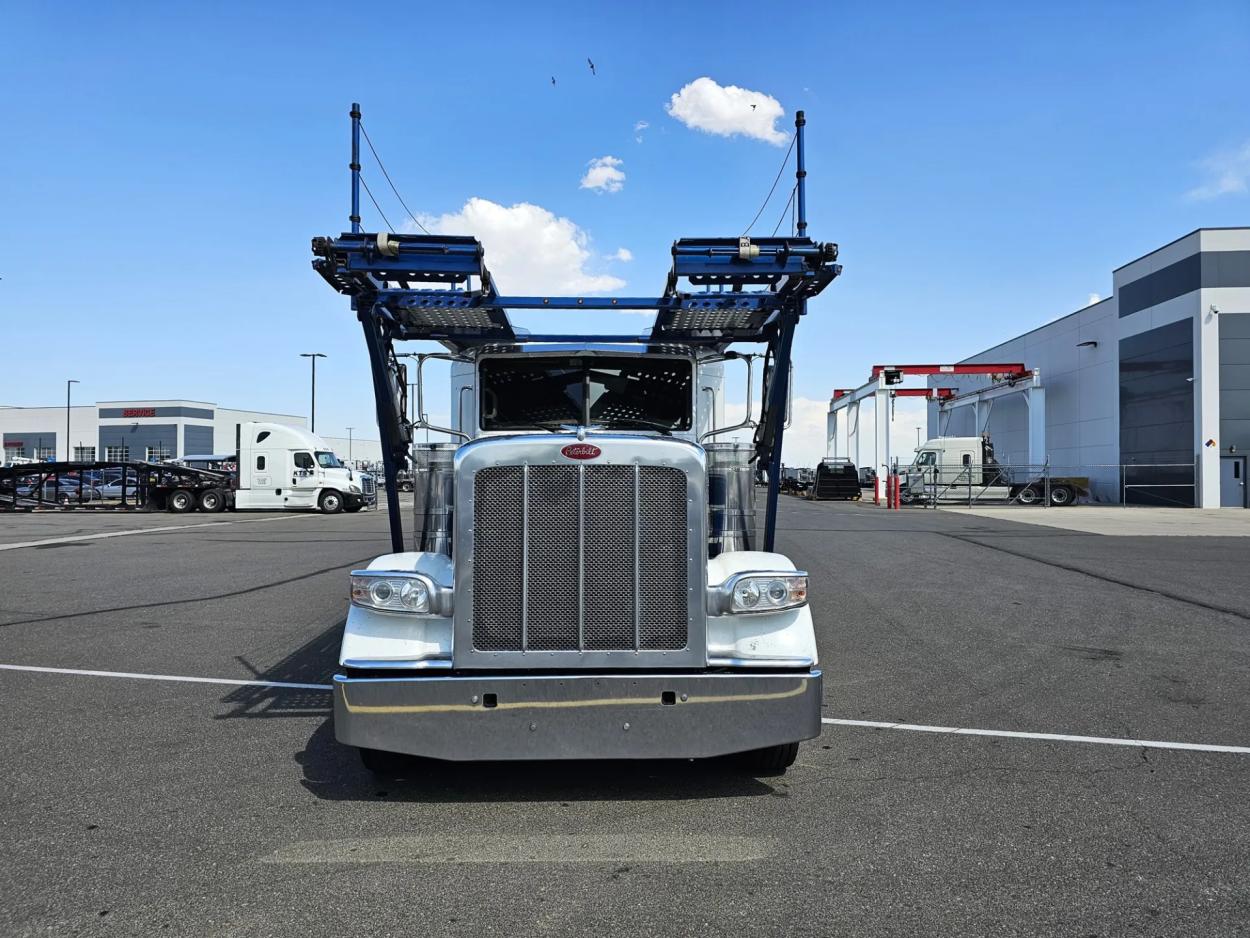 2019 Peterbilt 389 | Photo 2 of 32