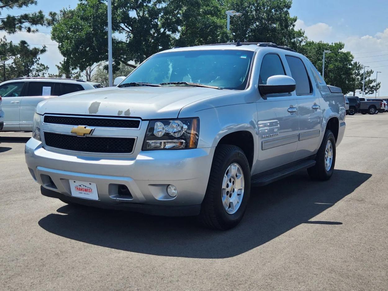 2013 Chevrolet Avalanche LS | Photo 2 of 26