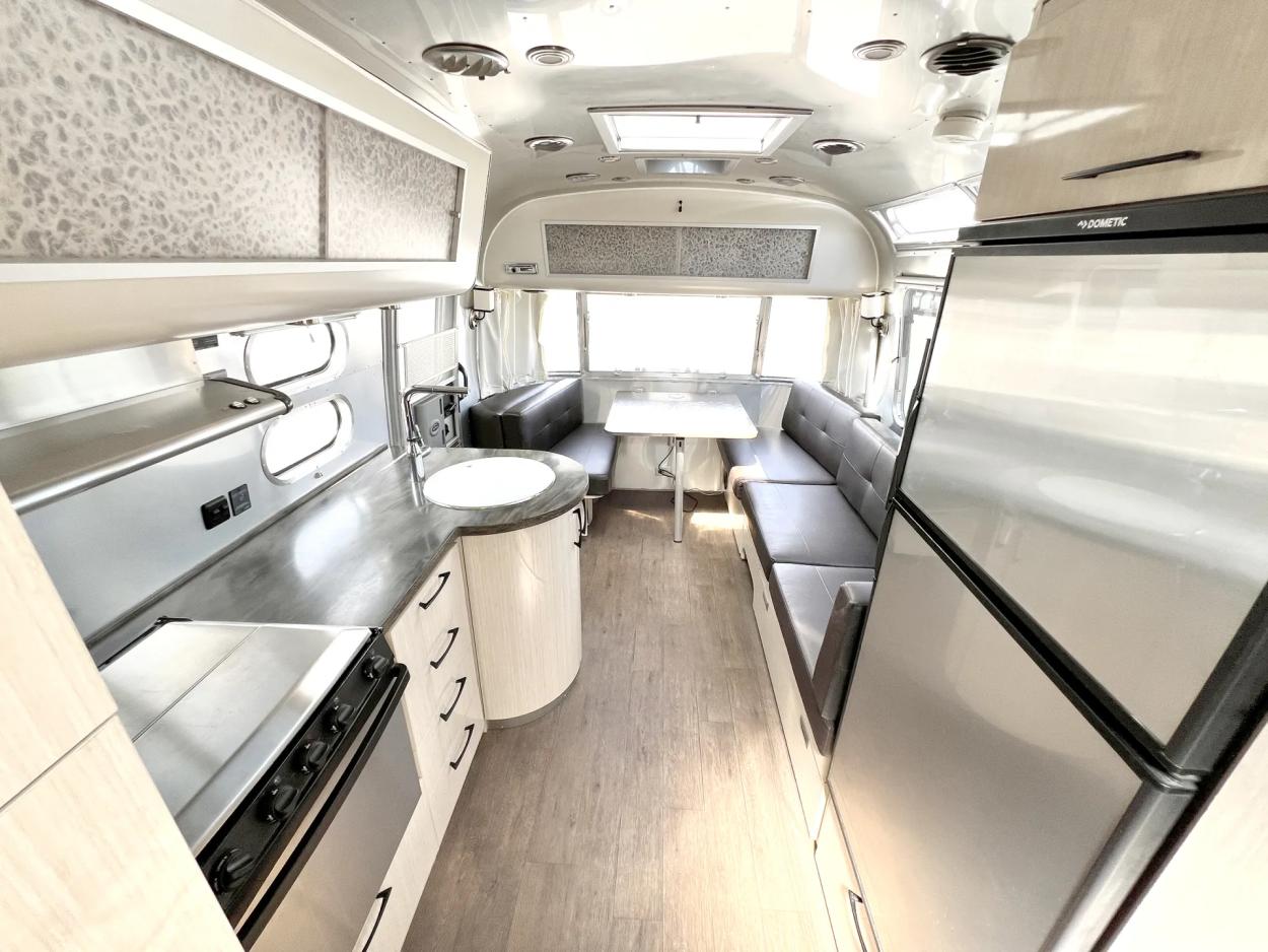 2019 Airstream International 27FB | Photo 5 of 19