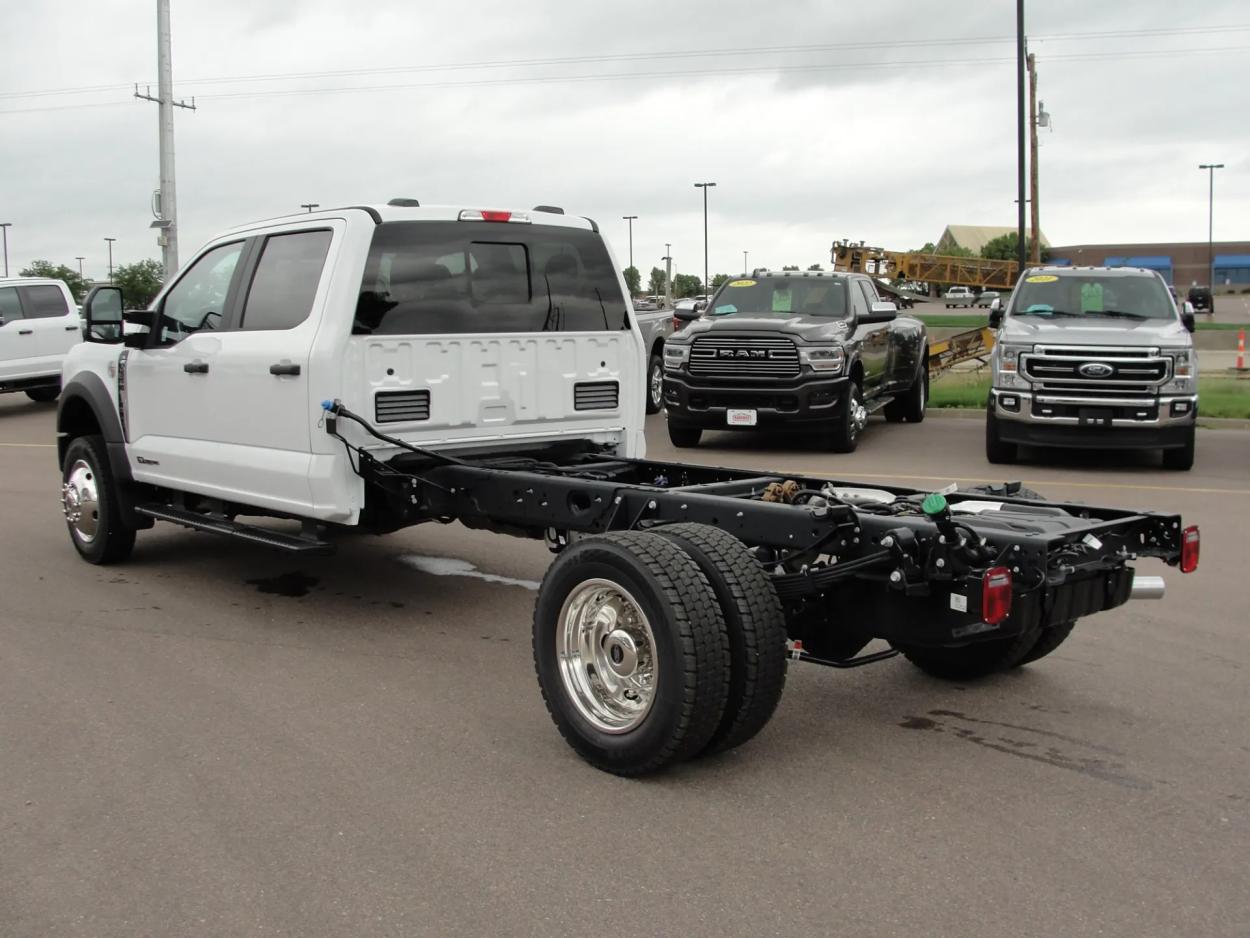 2024 Ford F-550 | Photo 3 of 15