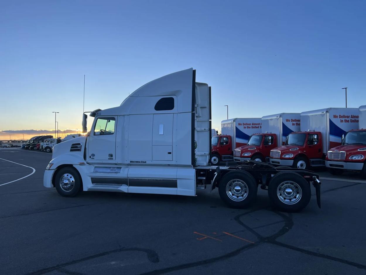 2022 Western Star 5700XE | Photo 4 of 17