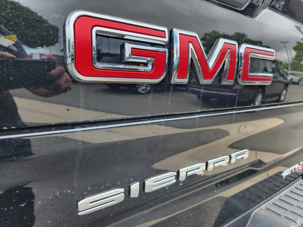 2024 GMC Sierra 1500 AT4 | Photo 12 of 27