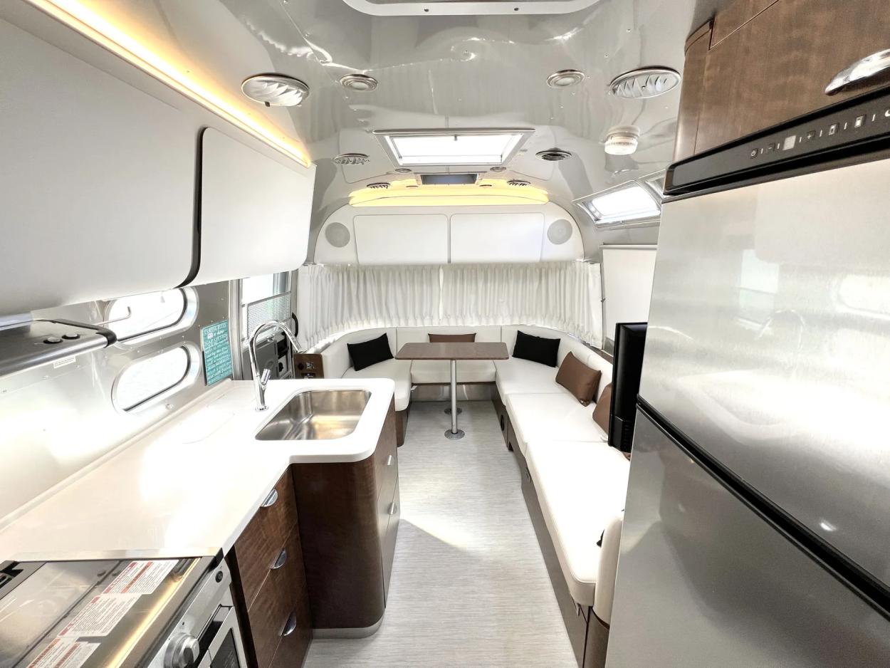 2023 Airstream Globetrotter M-27FB | Photo 6 of 23