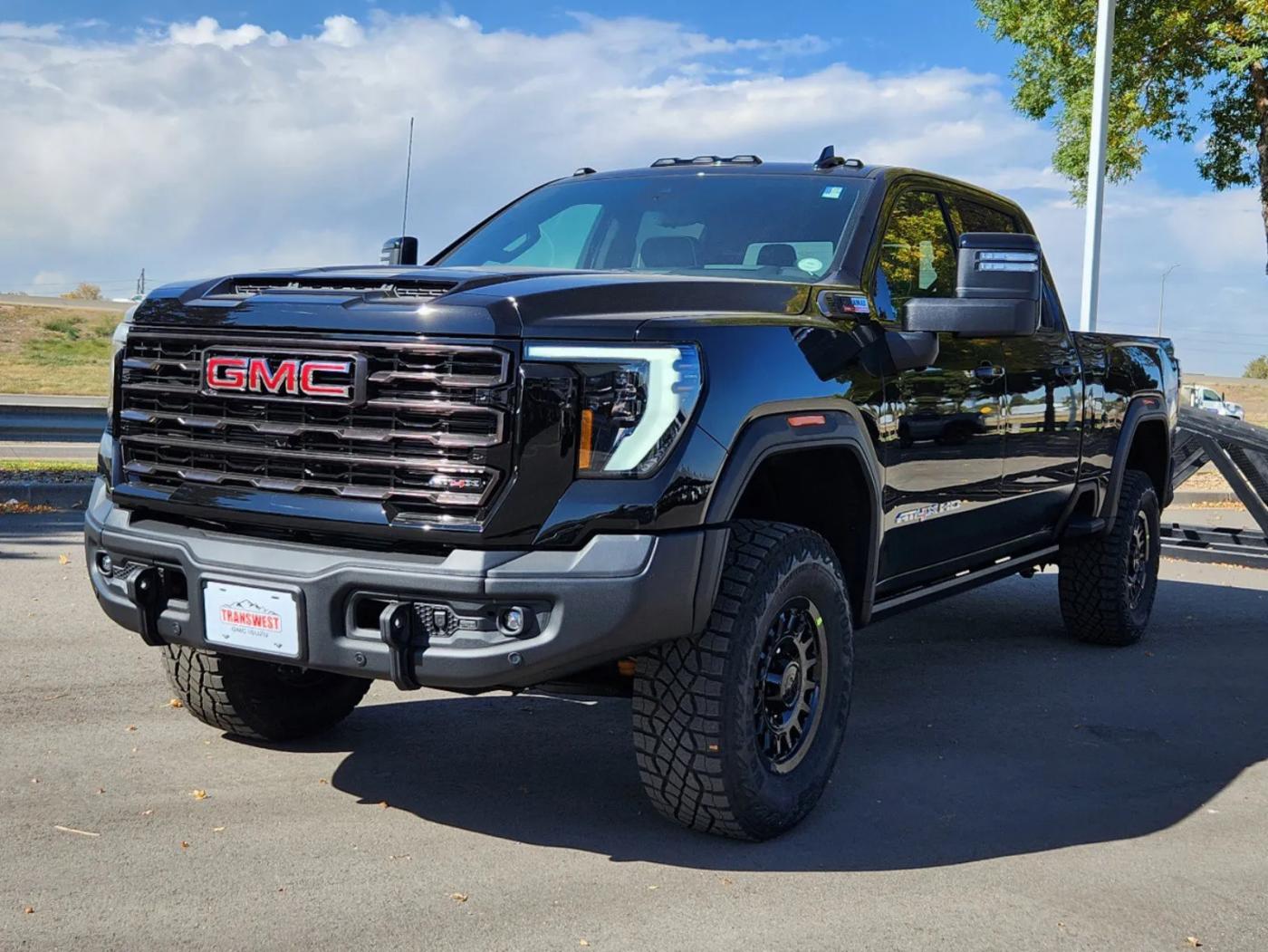 2025 GMC Sierra 2500HD AT4X | Photo 3 of 30