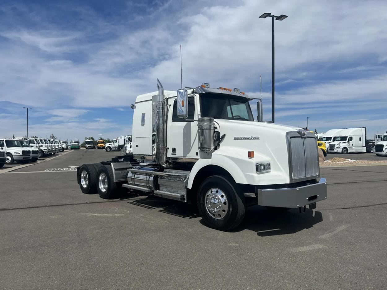 2020 Western Star 4900SA | Photo 3 of 18