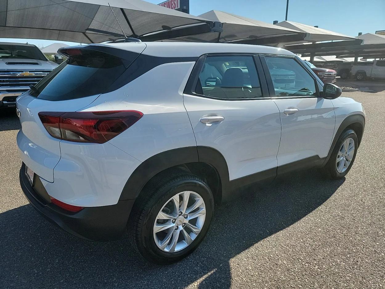 2023 Chevrolet Trailblazer LS | Photo 6 of 17