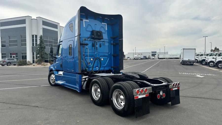 2023 Freightliner Cascadia 126 | Photo 7 of 24