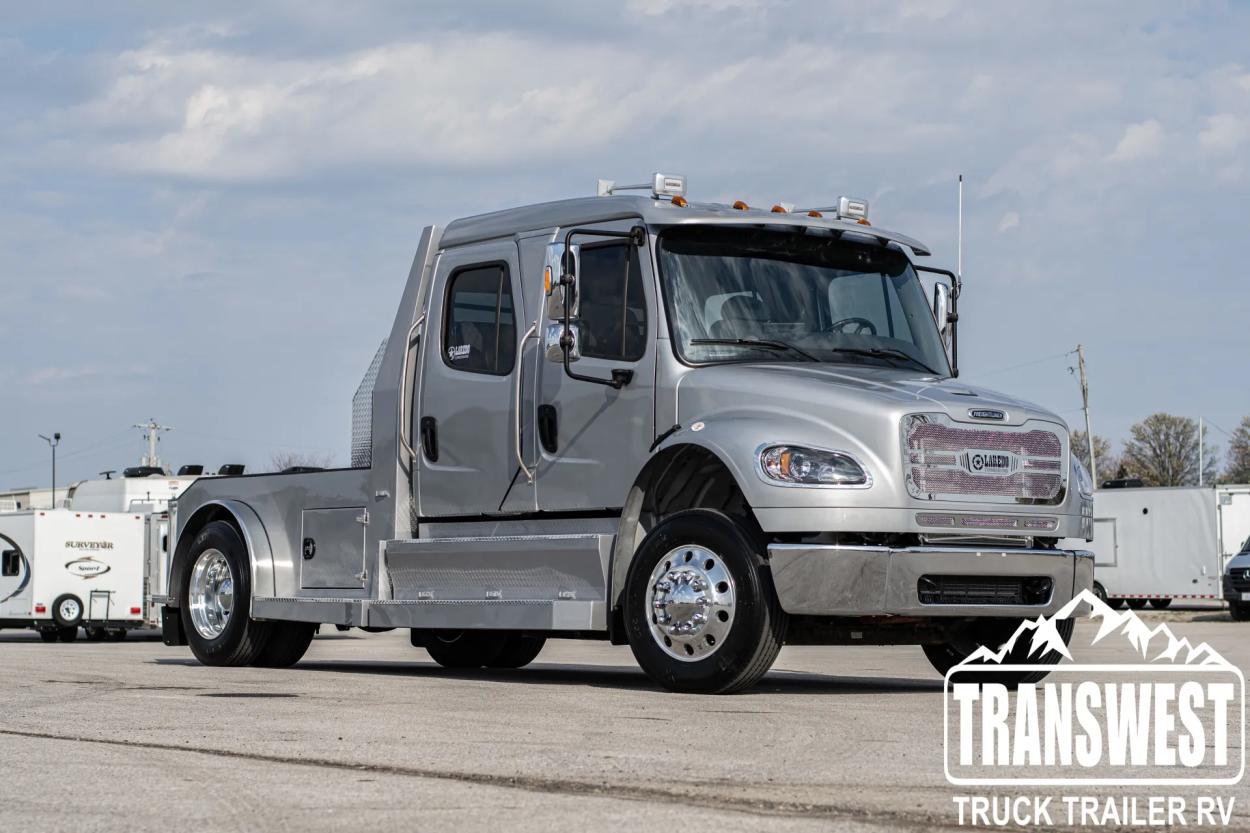 2023 Freightliner M2 106 Laredo | Photo 3 of 29