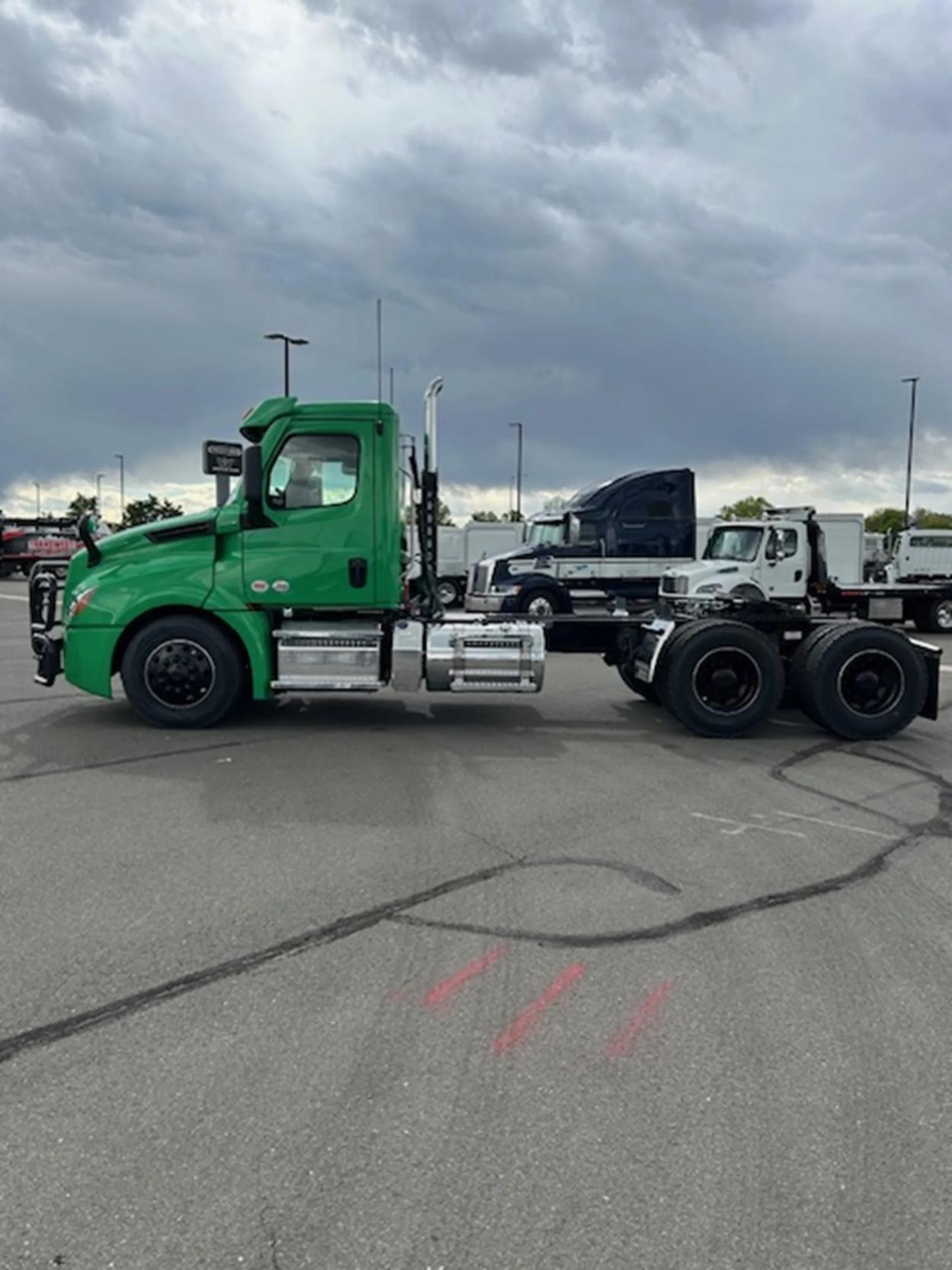 2025 Freightliner Cascadia 126 | Photo 3 of 17