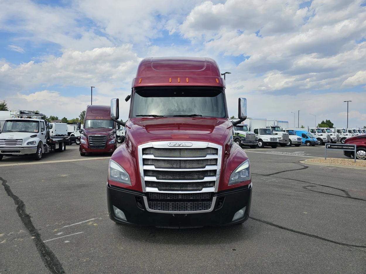 2019 Freightliner Cascadia 126 | Photo 2 of 27