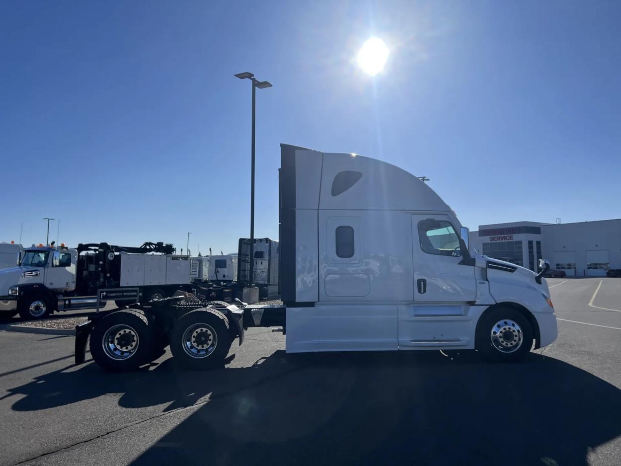 2025 Freightliner Cascadia 126 | Photo 8 of 18